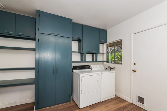 Building Photo - Available 2 Bedroom Home In Redwood Heights!