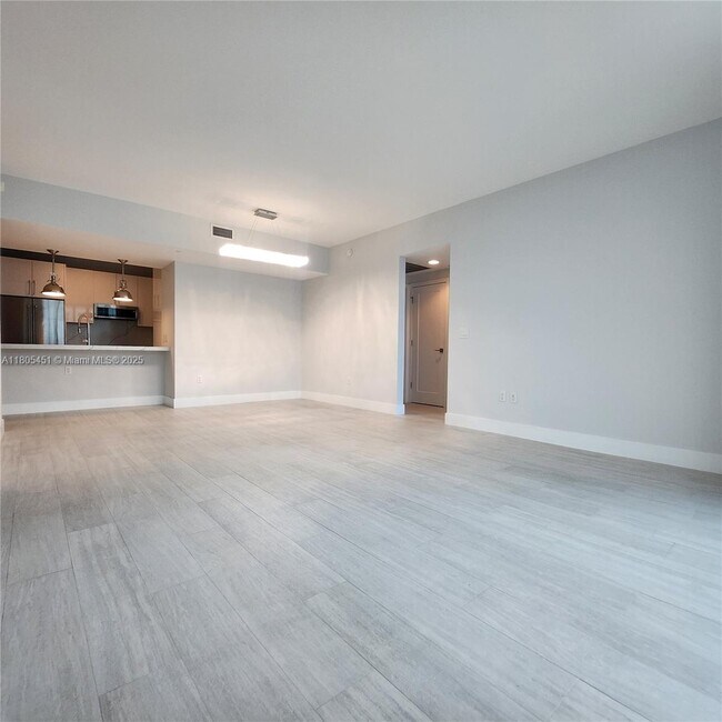 Building Photo - 950 Brickell Bay Dr