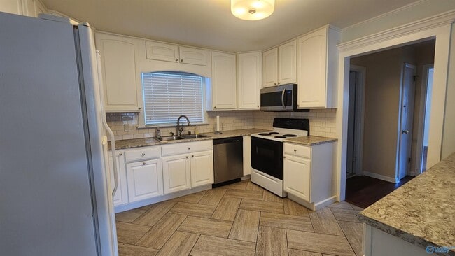 Building Photo - 11402 Hillwood Dr SE
