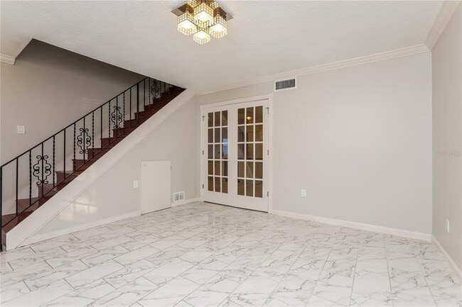 Building Photo - 392 Crystal Ave