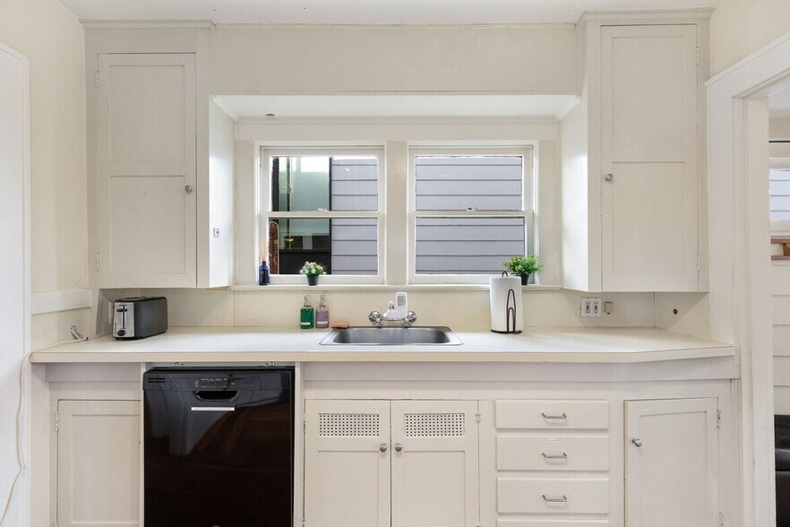 Building Photo - 710 10th Ave E