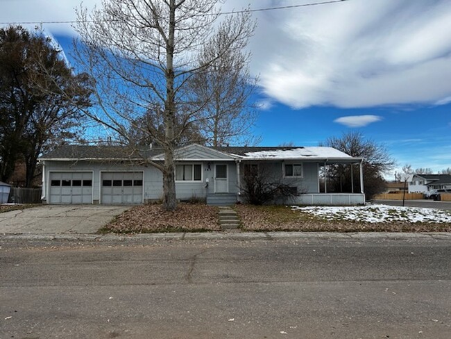 Building Photo - 4 Bedroom 2 Bathroom Home on Large Corner ...