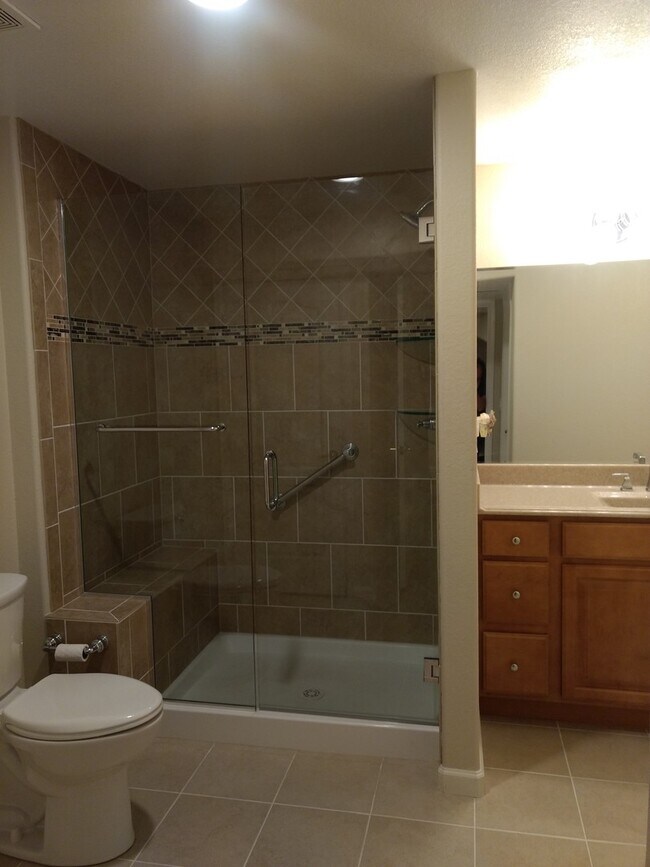 Building Photo - Magnificent and Spacious 2 bed/3 bath in G...