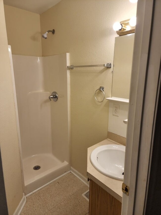 Building Photo - Spacious 2 Story home in Town - Apply Now ...