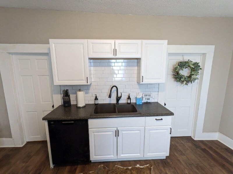 Building Photo - 902-904 W Locust St