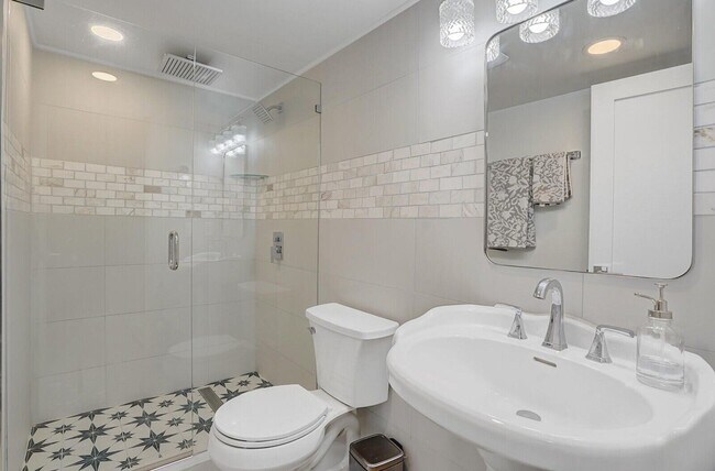 Building Photo - 2121 N Ocean Blvd