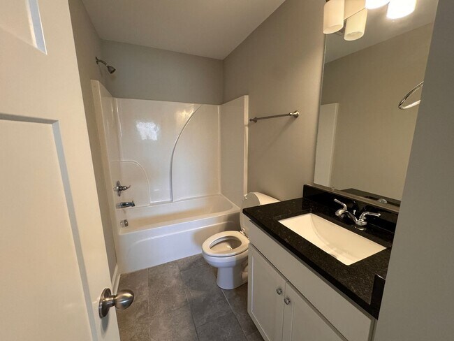 Building Photo - 3 Bedroom, 2.5 bath townhome in the heart of Columbia!