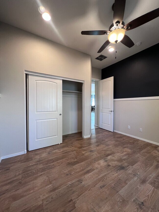 Building Photo - 2 Bedroom, 2 Bath with a Den/Office backs up to view of Hills.