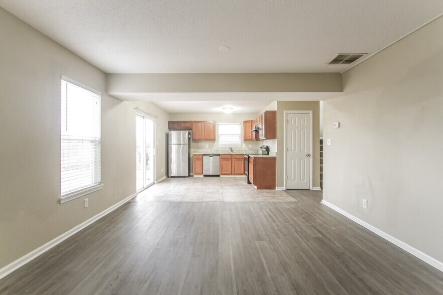 Building Photo - 607 Sweet Creek Dr