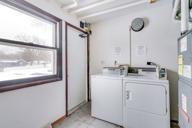 Building Photo - 402-404 3rd Ave N