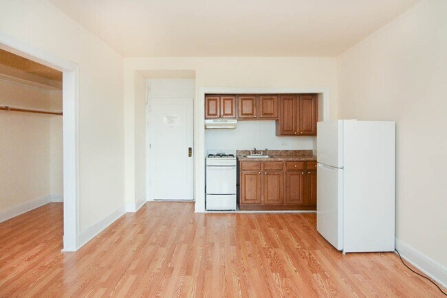 Building Photo - 3335 W Diversey Ave