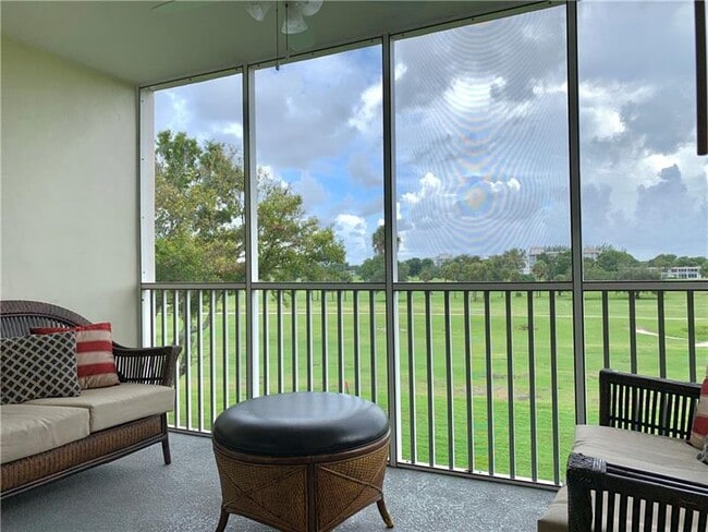 Building Photo - 2950 N Palm Aire Dr