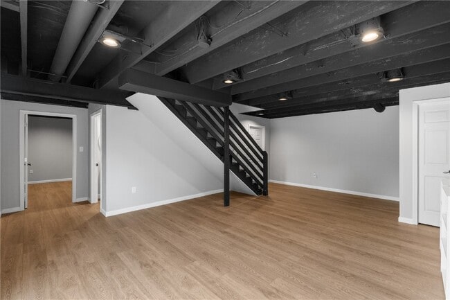 Building Photo - 945 Crestwood Ln