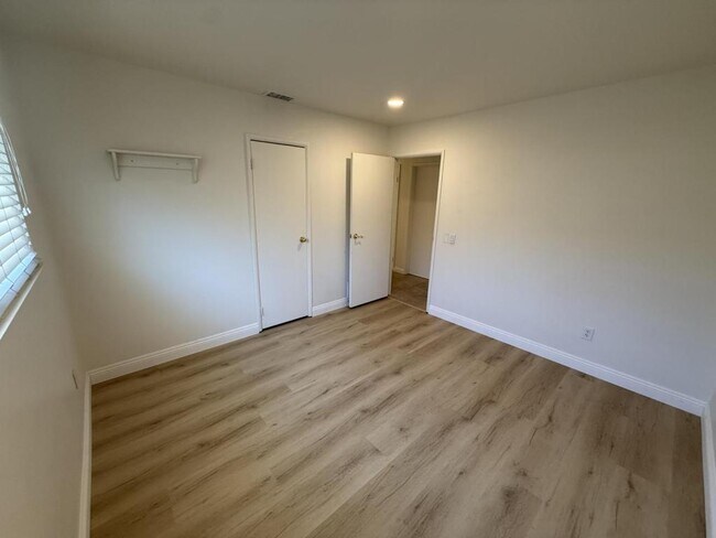Building Photo - 265 W Campus View Dr
