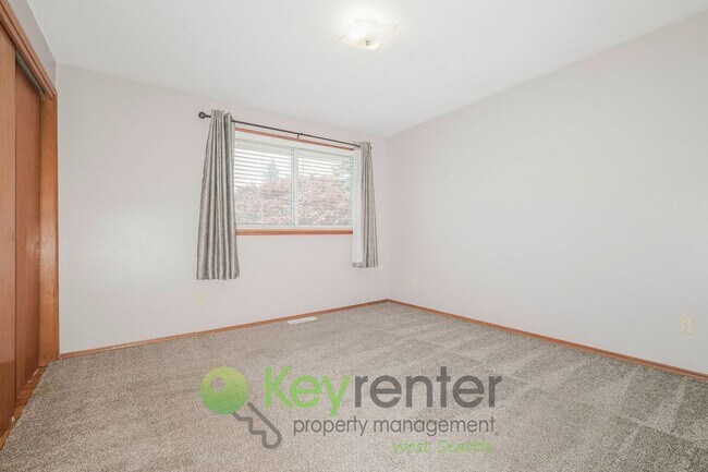 Building Photo - Des Moines 3 Bed Gem with Hot Tub and Spacious Layout