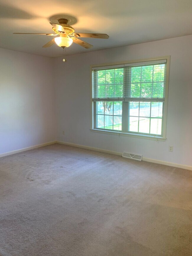 Building Photo - Lovely single family, brick rancher home with 3 beds/2.5 baths!!
