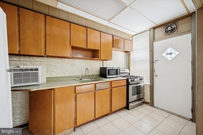 Building Photo - 5553 Matthews St