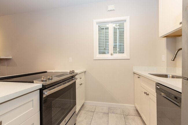 Building Photo - Pacific Heights: Remodeled Garden Apartment w/ Shared Patio One Block from the Presidio