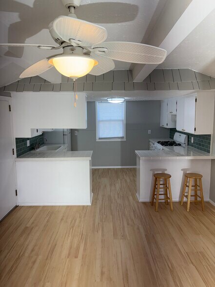 Building Photo - 403 E Saratoga St