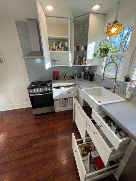 Building Photo - 129 Gordon Ter