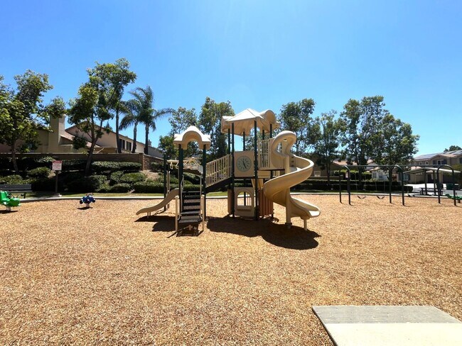 Building Photo - 3 bed, 2 bath located in Corona, CA!