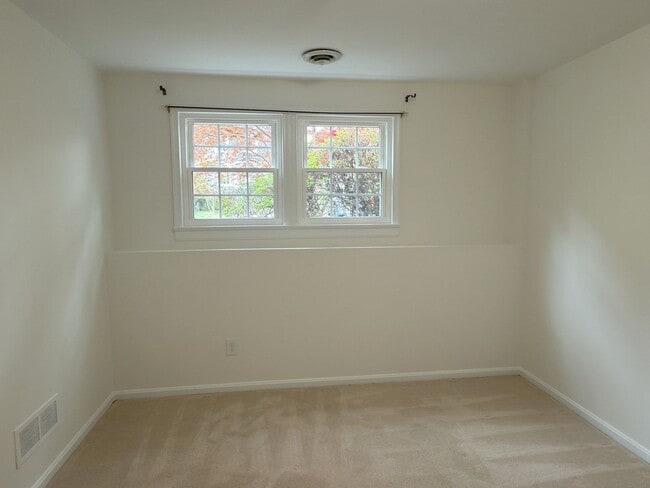 Building Photo - Beautiful 4 Bed 2.5 Bath Townhome in Burke For Rent!