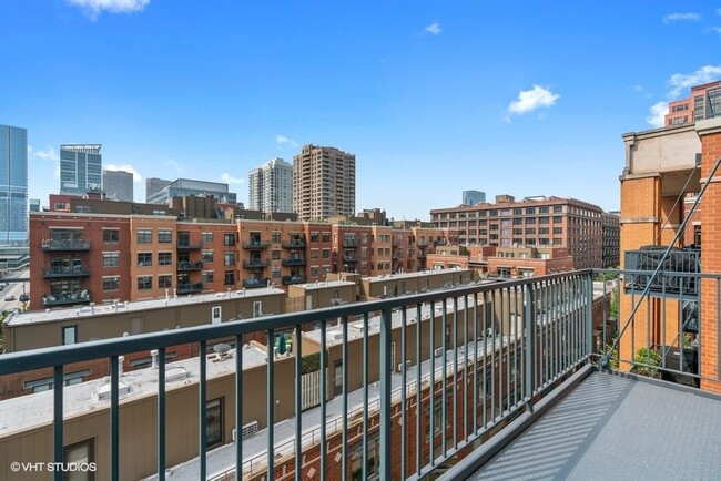 Building Photo - 330 N Clinton St