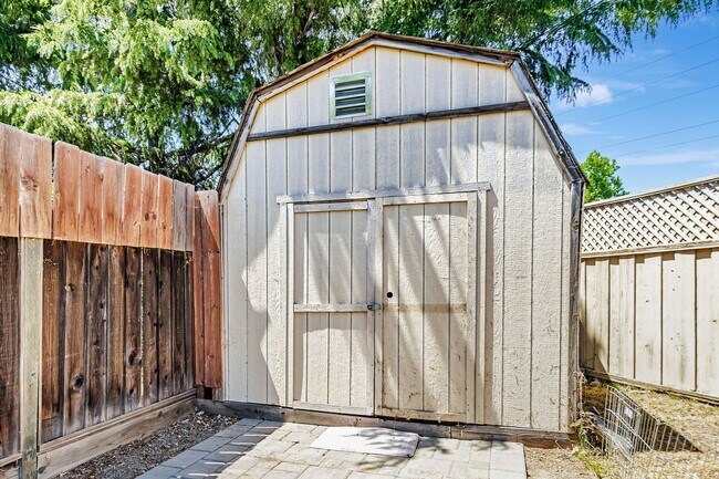 Building Photo - Saratoga Gem - 4BR Home Open Floor Plan & ...