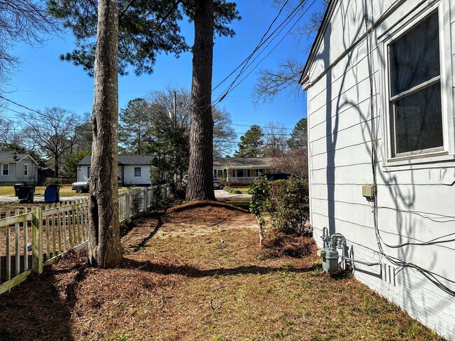 Building Photo - AFFORDABLE 2BEDROOM 1 BATH W/ SPACIOUS FEN...