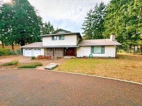 Building Photo - Gorgeous 5-Bed, 2-Bath Two Story Home in T...