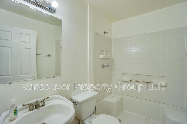 Building Photo - 104 SE 101st Ave