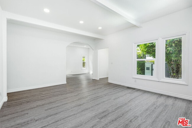 Building Photo - 8718 Rosewood Ave