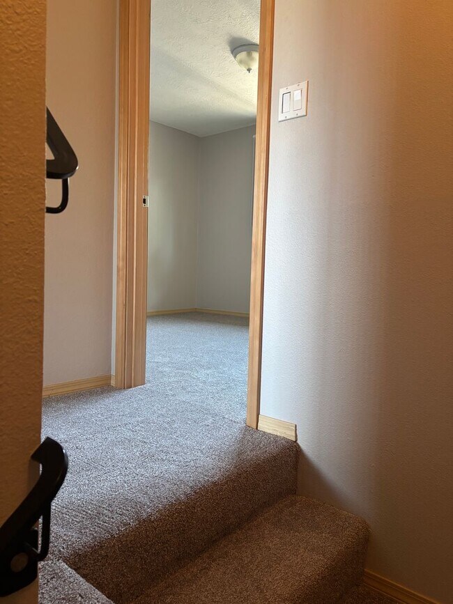 Building Photo - HALF OFF  1ST  FULL  MONTH'S  RENT   Pet-friendly Townhouse Near Parks and Downtown Newberg  Show...