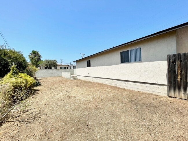 Building Photo - 3 Bedroom 2 Bath with Garage!