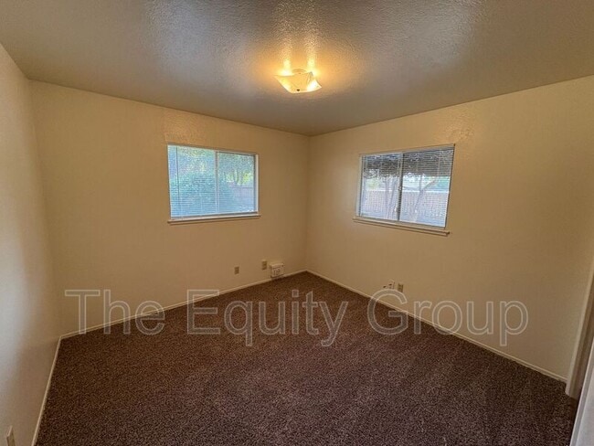 Building Photo - 542 S Redwood St