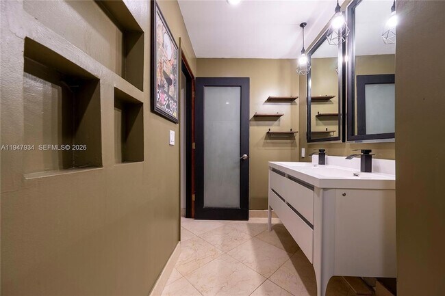 Building Photo - 2350 NE 135th St