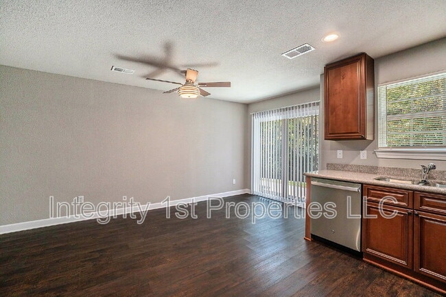 Building Photo - 6295 NE 44th St