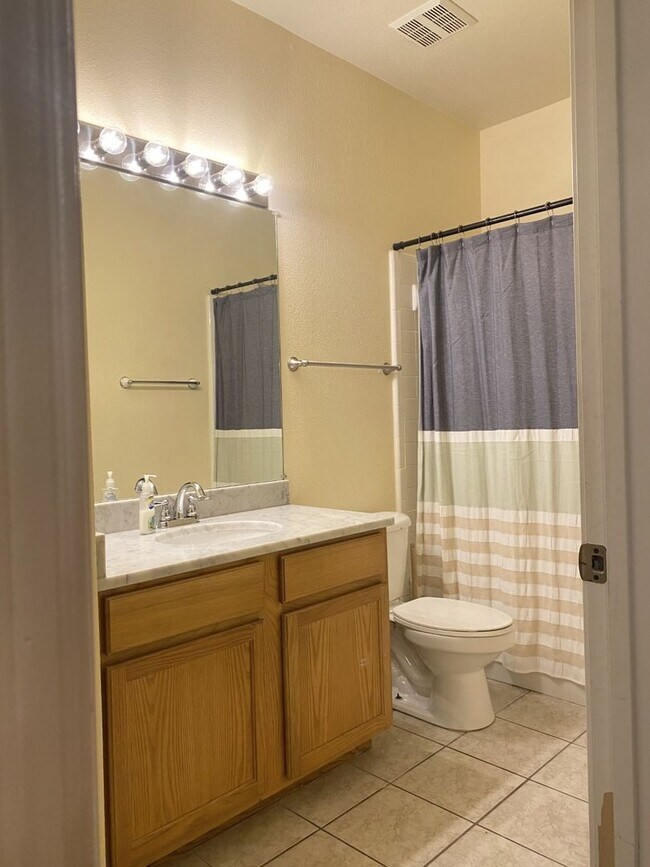 Building Photo - 447 W Longleaf Dr