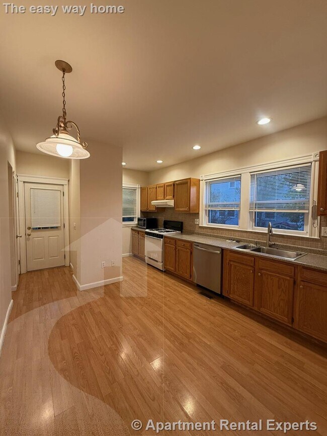 Primary Photo - 110 W Quincy St