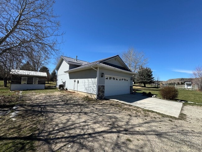 Building Photo - Furnished 4 Bed/2 Bath Seasonal Rental – Absarokee, MT | July–September