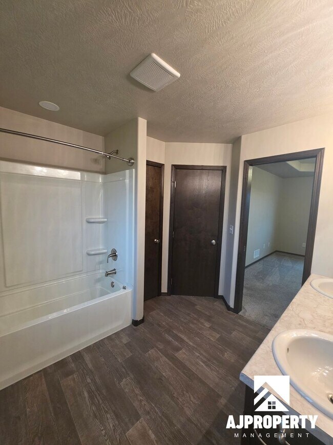Building Photo - 2542 E Meadowside Pl
