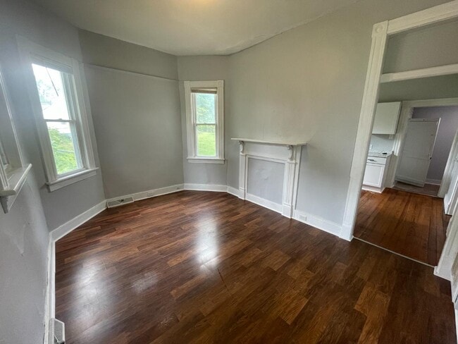 Building Photo - 2358 Sackett St