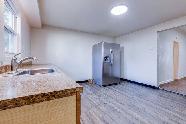 Building Photo - AVAILABLE OCTOBER 15th - Quirky 3+ Bedroom...