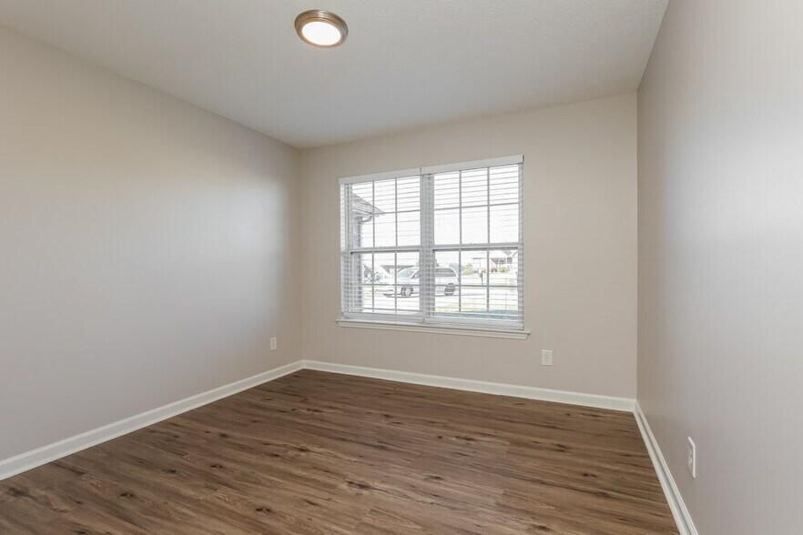 Building Photo - 323 Buttonwood Dr