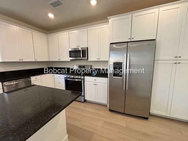 Building Photo - 1484 W Sunset Way