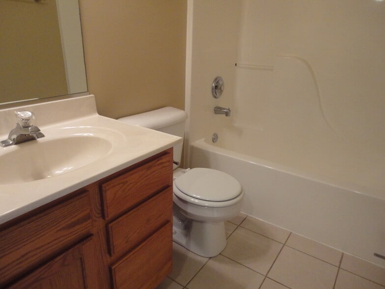 Building Photo - 3358 Village Dr