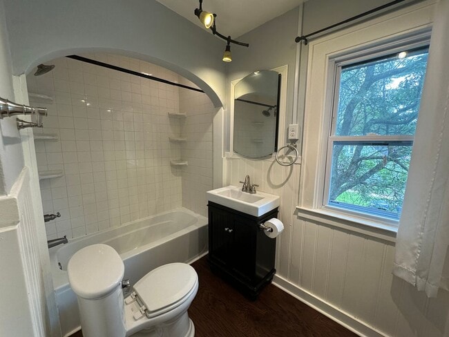 Building Photo - Adorable Three Bedroom Home with Central Air!