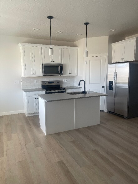 Building Photo - 4138 Hillscape Cir