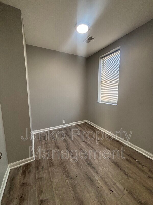 Building Photo - 7134 S Cornell Ave