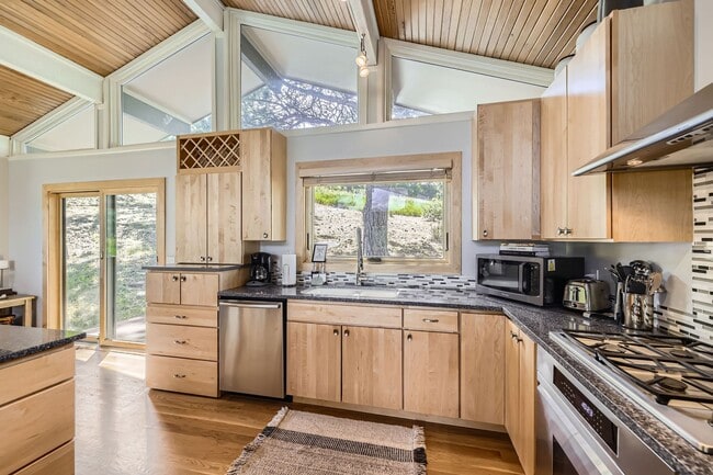 Building Photo - Stunning 4 BDR/2BA Mountain Retreat